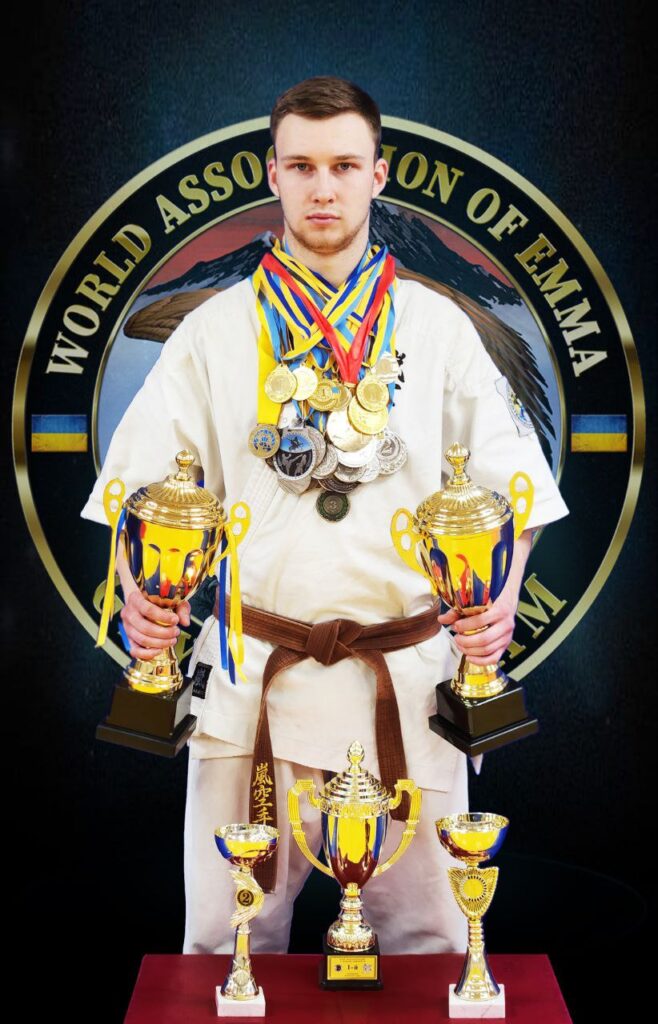 Тищенко Андрій1-й дан з ЕММА
Багаторазовий чемпіон та призер Міжнародних турнірів з Араши-Карате
Багаторазовий переможець турнірів з кікбоксингу у розділі К-1
Кращий спортсмен ДЕСЯТИЛІТТЯ команди Грифон