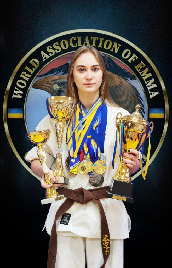 Затишна Аліна1-й дан з ЕММА
Багаторазовий чемпіон та призер Міжнародних турнірів з Араши-Карате
Призер турнірів з кікбоксингу у розділі К-1
Кращий спортсмен ДЕСЯТИЛІТТЯ команди Грифон