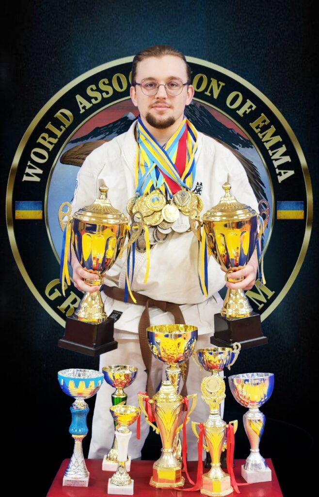 Човча Ярослав  1-й дан з ЕММА
КМСУ з кікбоксингу
Багаторазовий чемпіон та призер Міжнародних турнірів з Араши-Карате
Чемпіона з кікбоксингу у роділі К-1