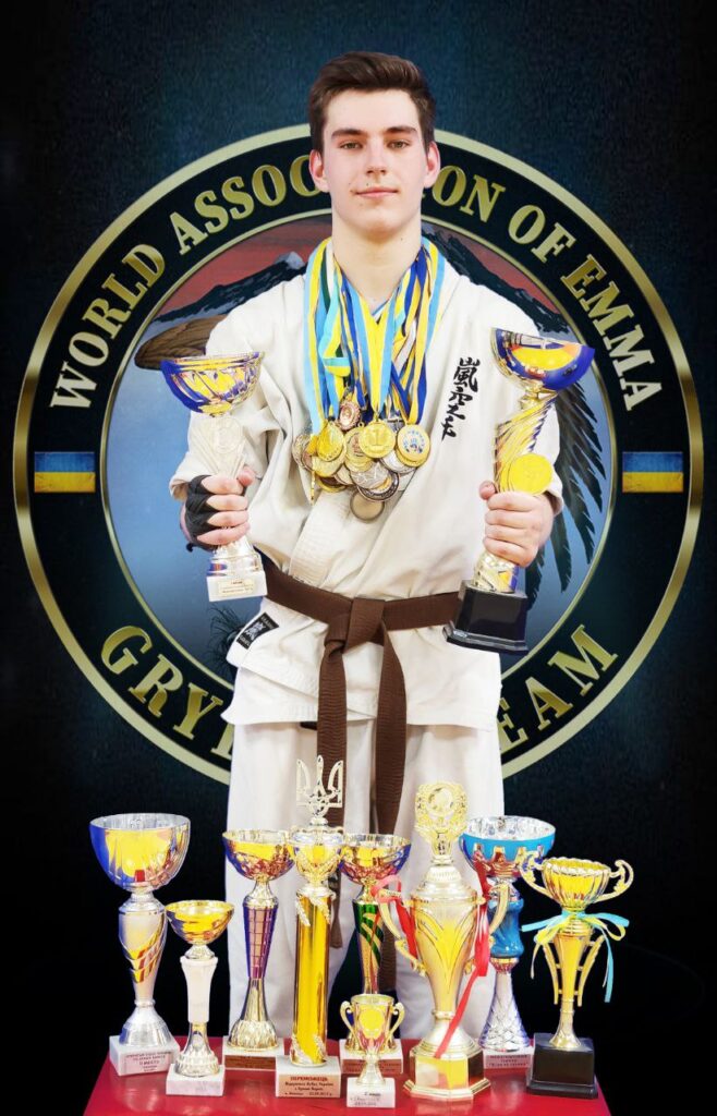 Сухіна Кирило 1-й дан з ЕММА
КМСУ з кікбоксингу
Чемпіон Європи з кікбоксингу у розділі К-1 2025 року
Багаторазовий чемпіон та призер Міжнародних турнірів з ЕММА та Араши-Карате
Багаторазовий переможець турнірів з кікбоксингу у розділі К-1