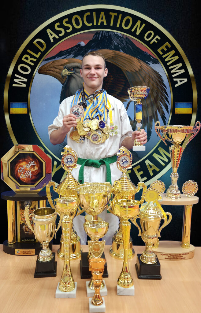Сапак БогданБронзовий призер Чемпіонату Європи з К-1 2025 року
Багаторазовий чемпіон та призер Міжнародних турнірів з Карате
Кращий спортсмен ДЕСЯТИЛІТТЯ команди Грифон