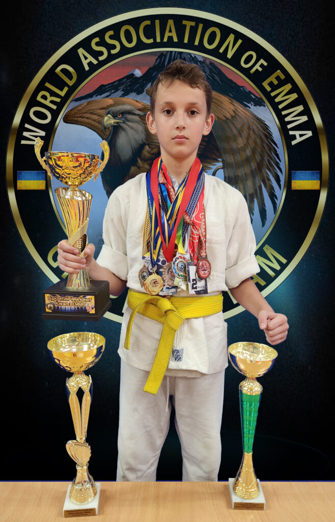 Куц Назар 
Багаторазовий чемпіон та призер Міжнародних турнірів з ЕММА та Араши-Карате
Багаторазовий переможець турнірів з кікбоксингу у розділі К-1