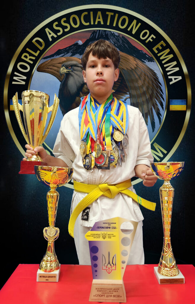 Серих Артем 
Багаторазовий чемпіон та призер Міжнародних турнірів з ЕММА та Араши-Карате
